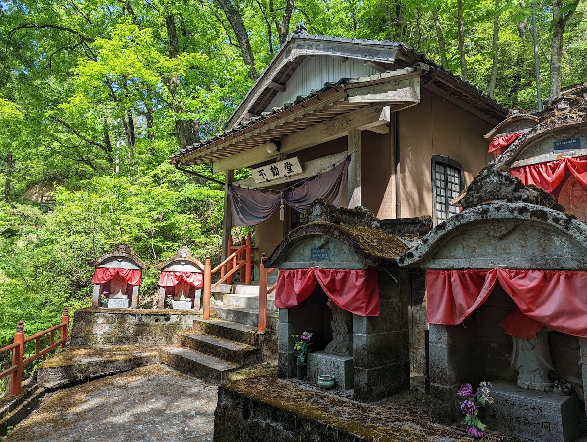 穴の谷の霊水(富山県)